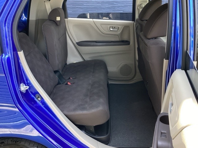 NWGNの2列目は足元広々でゆったり快適(^^♪軽自動車とは思えない広さを体感してくださいネ。