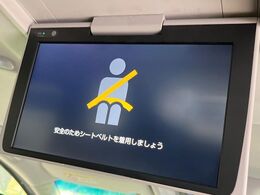【フリップダウンモニター】大画面モニターで後席でもエンタメをお楽しみいただけます。小さなお子様にも大人気の装備です♪