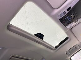 【サンルーフ】開放感たっぷりの希少装備、サンルーフが装着されています！車内に明かりを取り入れたり景色を楽しむ以外にも、車内の空気も簡単に換気できて快適です！