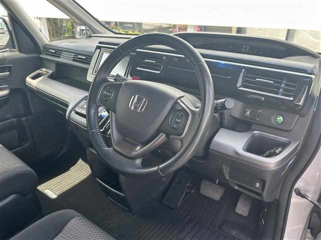 【運転席まわり】現車の確認はお電話で在庫のご確認の上是非ご来店くださいませ！ご来店の難しい方は店舗スタッフがお電話やメールで詳細をお答えさせて頂きます。