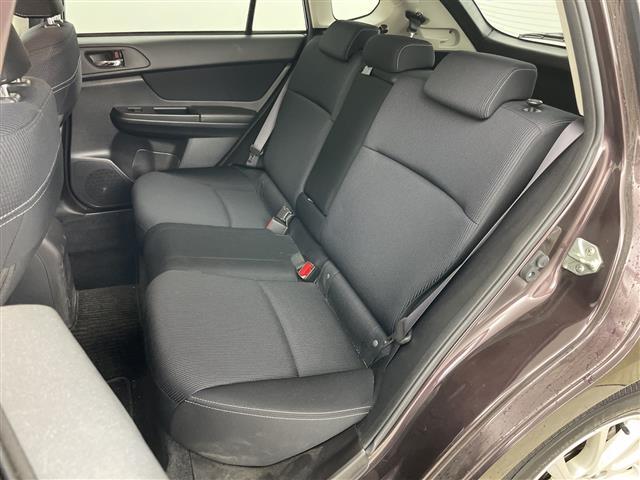 【後部座席】後席もゆったりドライブを楽しめます。内外装はプロこだわりのクリーニングで清潔なおクルマでご納車させていただきます！店舗での現車確認も承っています！