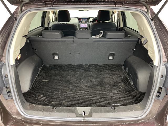 【トランク】積み込みやすくて、たっぷり積める荷室です。シートアレンジできるものは、乗車人数と荷物の量や大きさによってシートを動かすことができるので、より快適なドライブが可能です！