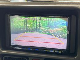 【バックカメラ】駐車時に後方がリアルタイム映像で確認できます。大型商業施設や立体駐車場での駐車時や、夜間のバック時に大活躍！運転スキルに関わらず、今や必須となった装備のひとつです！