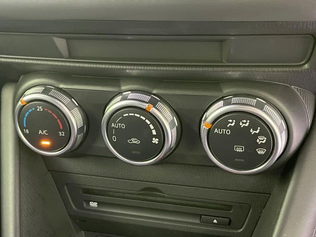 【オートエアコン】一度お好みの温度に設定すれば、車内の温度を検知し風量や温度を自動で調整。暑い…寒い…と何度もスイッチ操作をする必要はありません。快適な車内空間には必須の機能ですね♪