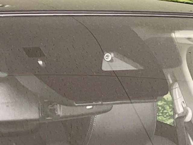 【スマートブレーキサポート】走行中に前方の車両等を認識し、衝突しそうな時は警報とブレーキで衝突回避と被害軽減をアシスト。より安全にドライブをお楽しみいただけます。