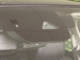 【スマートブレーキサポート】走行中に前方の車両等を認識し、衝突しそうな時は警報とブレーキで衝突回避と被害軽減をアシスト。より安全にドライブをお楽しみいただけます。