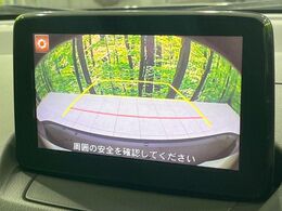 【バックカメラ】駐車時に後方がリアルタイム映像で確認できます。大型商業施設や立体駐車場での駐車時や、夜間のバック時に大活躍！運転スキルに関わらず、今や必須となった装備のひとつです！
