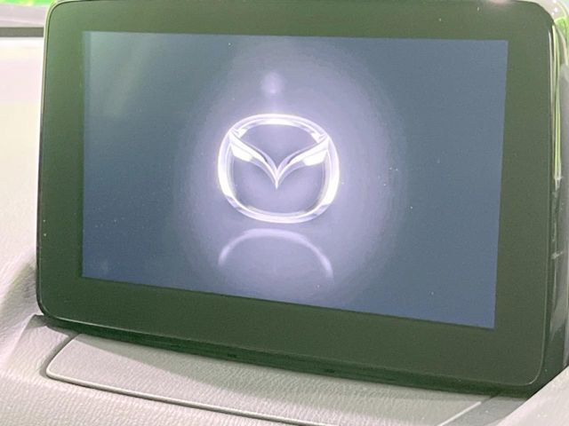 【純正ナビ】人気の純正ナビを装備しております。ナビの使いやすさはもちろん、オーディオ機能も充実！キャンプや旅行はもちろん、通勤や買い物など普段のドライブも楽しくなるはず♪