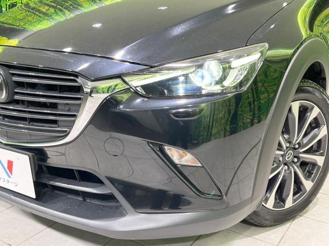 【LEDヘッドライト】悪天候や夜間走行時も良好な視界を確保し安心して運転できる高輝度LEDヘッドライトを装備！点灯速度が早く、消費電力も抑えられています。