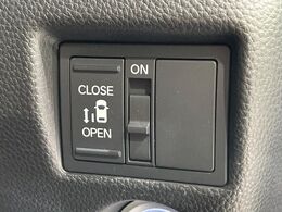 【パワースライドドア】スマートキーや運転席のスイッチでスライドドアの開閉が可能♪電動だから力を入れてドアを開ける必要が無く、小さいお子様でも、重い荷物を持っている時もラクに開け閉めできます♪