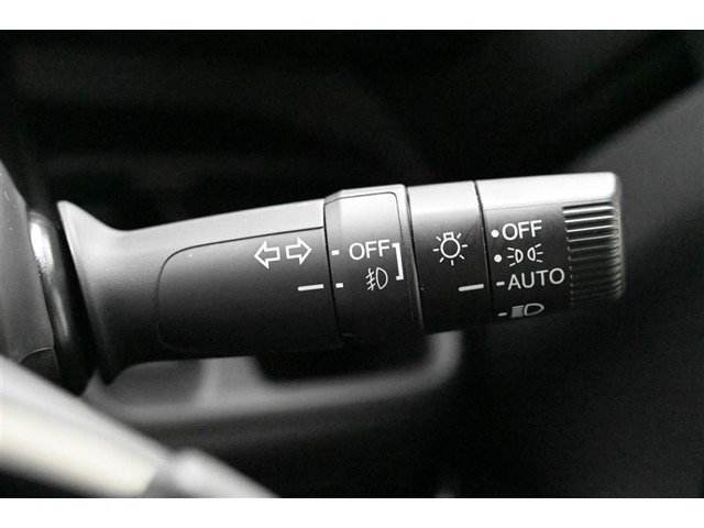 ◇ライトスイッチです。　オートライトコントロール（AUTO）は、エンジンが「ON」の時に使用でき、車外の明るさに応じてヘッドライトや車幅灯が自動的に 点灯・消灯します。