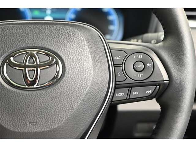 運転席側では、クルーズコンtロールの操作や、オーディオのモード切替などが、お手元でできるようになっております