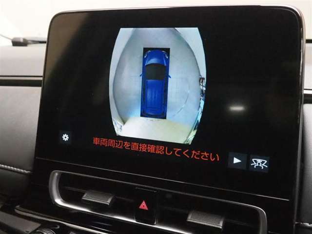 パノラミックビューモニター付きです。車両を上から見たような映像をディスプレイオーディオ画面に表示。運転席からの目視だけでは見にくい、車両周辺の状況をリアルタイムでしっかり確認できます。