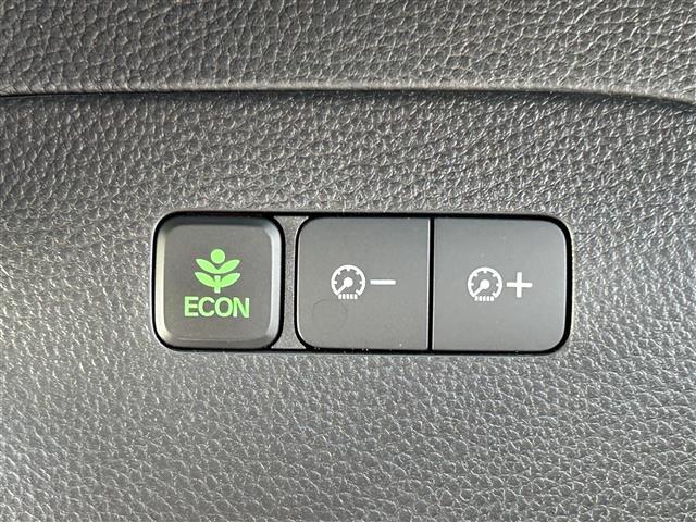 【ECONモード（イーコン）】クルマの動きを管理するシステムです。燃費を優先に自動制御されるもので、低燃費走行を自然にできるようになります。