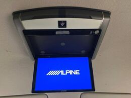 【後席モニター】家族や友人とお出かけする機会が多い方に大人気の後席モニターを装備！見やすい位置に画面がありテレビやDVDの視聴も快適！友達もお子様も、後席にしか乗らなくなるかも？？