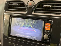 【バックカメラ】駐車時に後方がリアルタイム映像で確認できます。大型商業施設や立体駐車場での駐車時や、夜間のバック時に大活躍！運転スキルに関わらず、今や必須となった装備のひとつです！