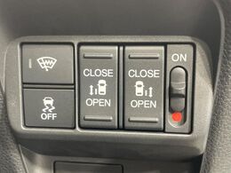 【両側パワースライドドア】スマートキーや運転席のスイッチで後席両側スライドドアの開閉が可能♪電動だから力を入れてドアを開ける必要が無く、小さなお子様でも簡単に開け閉めでき快適です♪