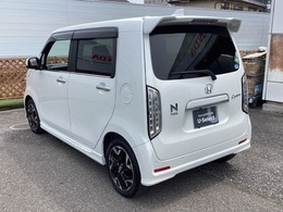 自社整備工場で点検整備をおこなってからお渡ししています。車検が残っている場合は『12ヶ月点検整備』を、車検整備付きの場合は『車検整備』をおこないます。整備費用は車両本体価格に含まれています。