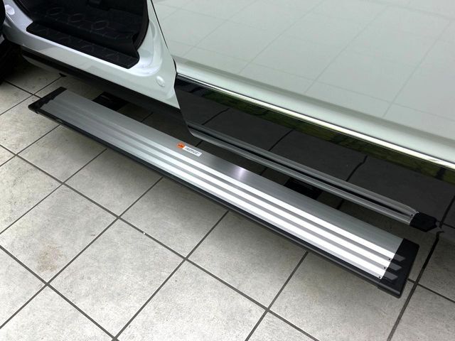【電動サイドステップ】車高の高いお車でも、これがあれば小さいお子様の乗り降りも楽々♪スライドドアと連動して作動する為、煩わしい操作は不要です！