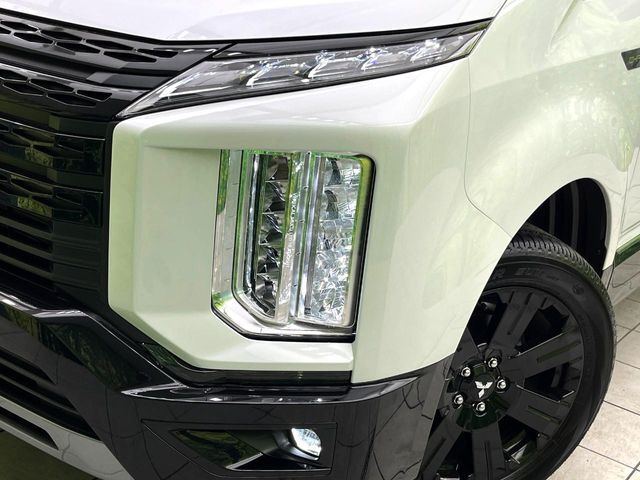 【LEDヘッドライト】悪天候や夜間走行時も良好な視界を確保し安心して運転できる高輝度LEDヘッドライトを装備！点灯速度が早く、消費電力も抑えられています。
