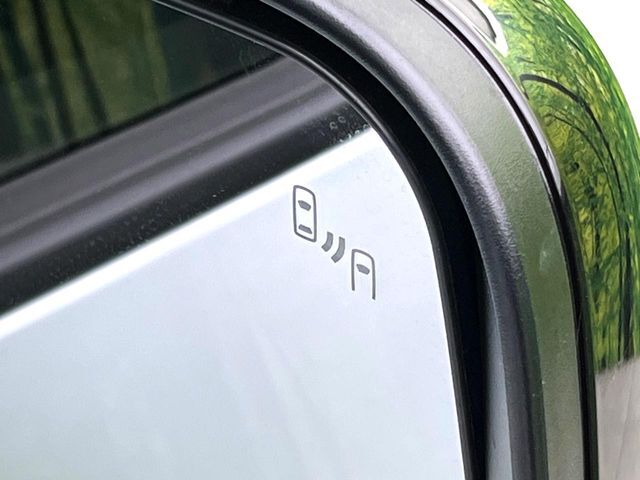 【ブラインドスポットワーニング】走行中、ドアミラーの死角になりやすい箇所に後続車が接近するとサイドミラー付近に警告を表示、ドライバーに注意喚起をしてくれます。