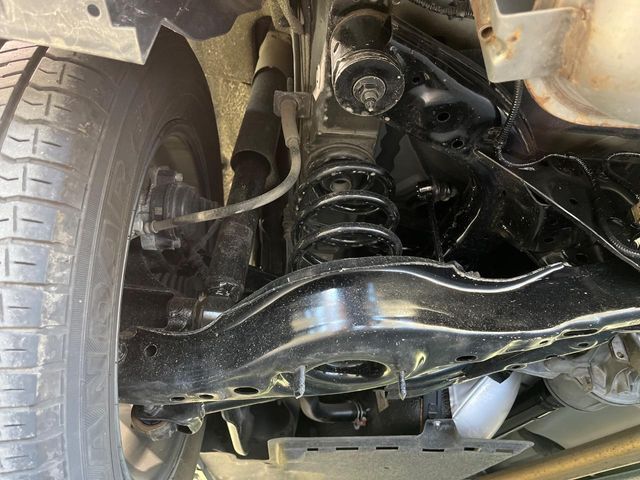 お車を安心してお乗りいただく為には、足回りの定期点検が欠かせません。サービスサポート（有償保証）では無料点検もご提供しており、安心のカーライフをお過ごしいただけるサポート体制が整っています。