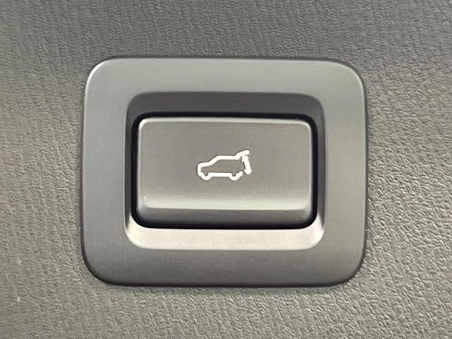 【パワーバックドア】スマートキーや運転席のボタンを押すだけでリアゲートが自動で開閉します！荷物を持っている時や、高い位置にあるバックドアを閉める際に便利な機能です♪