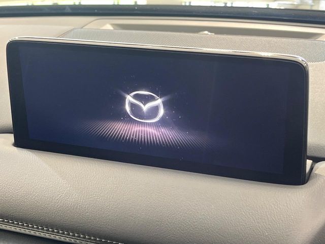 【メーカー純正ナビ】インテリアに溶け込むスタイリッシュな「専用設計」メーカーナビを装備♪視認性や操作性など基本性能にも優れ、より上質なカーライフをお楽しみいただけます。