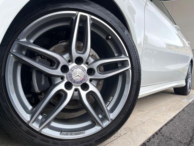 ●純正18インチアルミホイール：輸入車ならではの卓越した走りを支えるホイールと足回りです！日本車の走りに慣れている方にもぜひ体感して頂きたいほど、高いレベルでまとまっています！