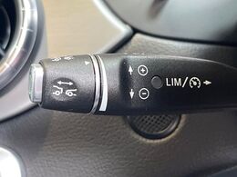 ●ディスタンスパイロットディストロニック：都市、郊外、高速道路などの走行時に、ステレオマルチパーパスカメラとレーダーセンサーにより、前走車を認識して速度に応じた車間距離を維持する次世代のクルコン！