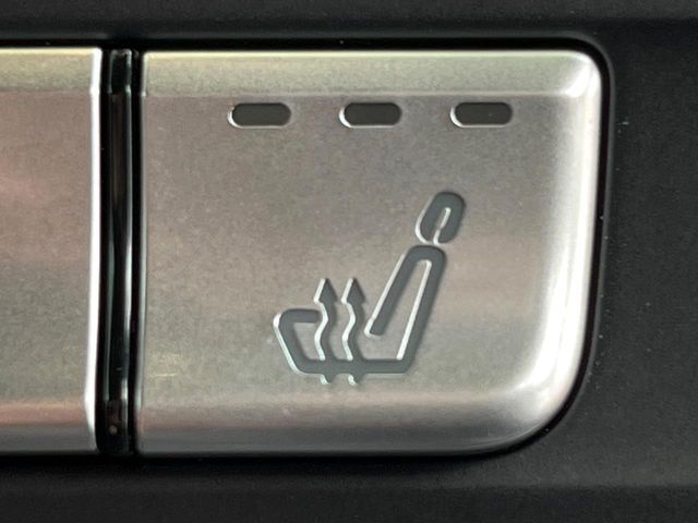 ●フロントシートヒーティング：運転席・助手席共に三段階で調節が可能なシートヒーターを装備しております。季節を問わず快適にご使用いただけます。