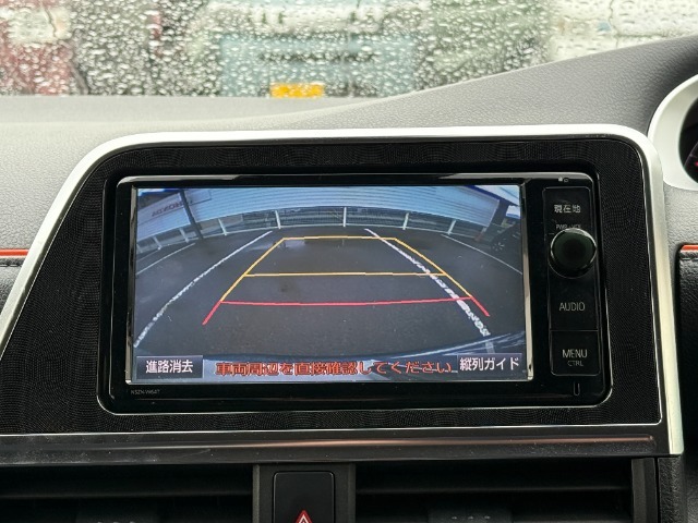 駐車時に便利なバックカメラを装備しています。