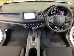 車内は光触媒抗菌消臭施工済です。インパネ周りはスタイリッシュなデザインで機能や装備も充実しています。グローブボックスやカップホルダーのほかにトレーなどたくさんの収納スペースが付いています。
