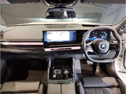 BMWの運転席はドライバーオリエンテッドという構造を採用。ドライバー目線の操作がしやすい設計になっており、ドライブ中にも目線の移動が少なく運転中にも簡単に操作ができます。