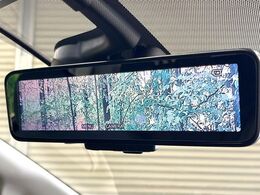 【インテリジェントルームミラー】後席の大きな荷物や同乗者で後方が確認しづらい時でも安心！カメラが撮影した車両後方の映像をルームミラー内に表示。クリアな視界で状況の確認が可能です！