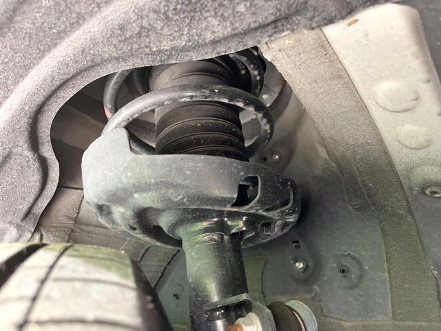 お車を安心してお乗りいただく為には、足回りの定期点検が欠かせません。サービスサポート（有償保証）では無料点検もご提供しており、安心のカーライフをお過ごしいただけるサポート体制が整っています。