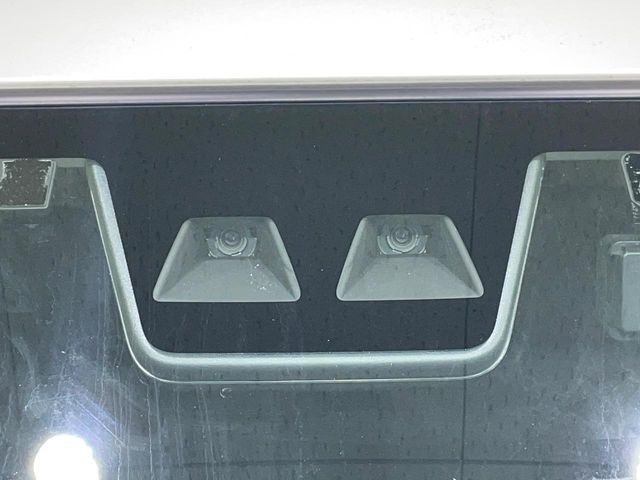 【スマートアシスト】走行中に前方の車両等を認識し、衝突しそうな時は警報とブレーキで衝突回避と被害軽減をアシスト。より安全にドライブをお楽しみいただけます。