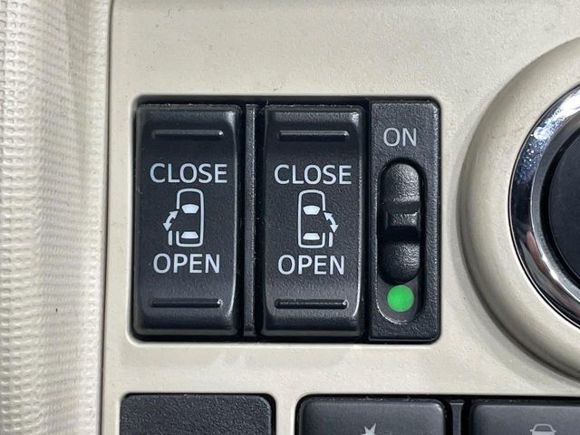 【両側パワースライドドア】スマートキーや運転席のスイッチで後席両側スライドドアの開閉が可能♪電動だから力を入れてドアを開ける必要が無く、小さなお子様でも簡単に開け閉めでき快適です♪