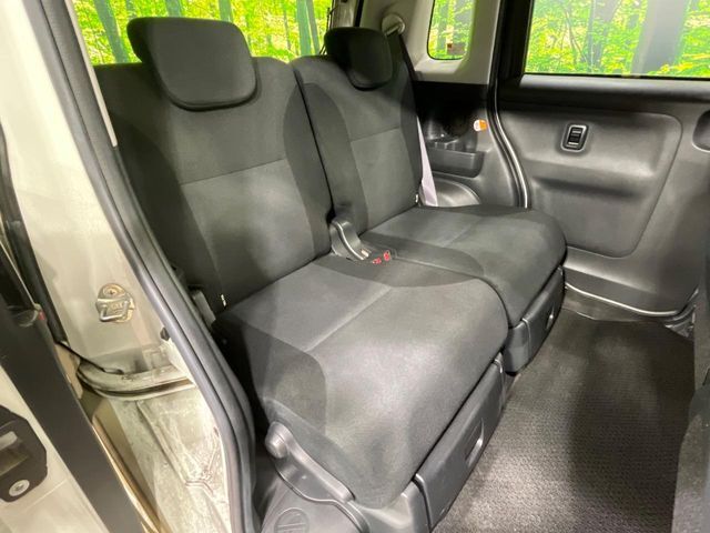 後部座席も気になるようなキズ・汚れやへたり等、大きなダメージはなく、良好な状態です。