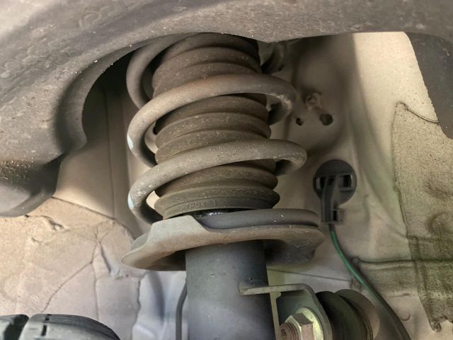 お車を安心してお乗りいただく為には、足回りの定期点検が欠かせません。サービスサポート（有償保証）では無料点検もご提供しており、安心のカーライフをお過ごしいただけるサポート体制が整っています。