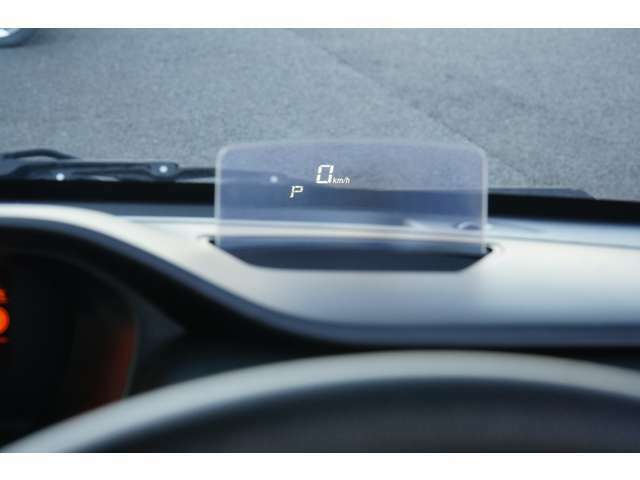 車速や運行情報、警告などの情報を前方に視線を保ったまま得ることができる、アクティブドライビングディスプレイ