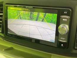 【バックカメラ】駐車時に後方がリアルタイム映像で確認できます。大型商業施設や立体駐車場での駐車時や、夜間のバック時に大活躍！運転スキルに関わらず、今や必須となった装備のひとつです！