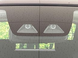 【スマートアシスト】走行中に前方の車両等を認識し、衝突しそうな時は警報とブレーキで衝突回避と被害軽減をアシスト。より安全にドライブをお楽しみいただけます。