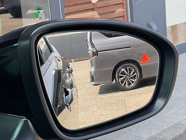 後方からの車の接近ンをお知らせ