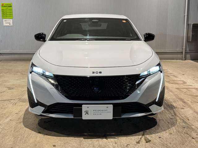 現在のプジョ-エンブレムを最初にまとったのが308です。最新のエンブレムを中心にデザインしたと言われています。