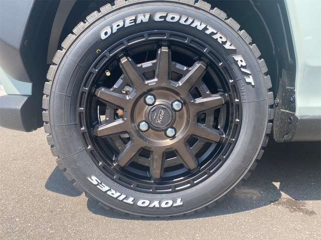 アルミホイールを履いています。アルミホイールだけでも車のイメージがかなり変わりますね。