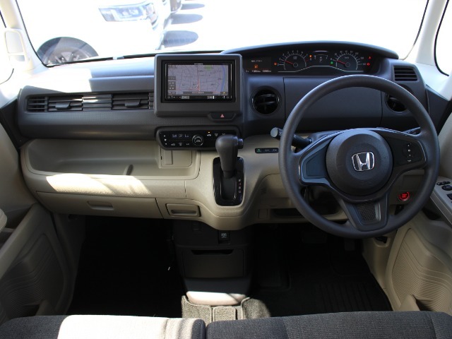 とても握りやすいステアリング！運転手の気持ちがそのまま伝わるかのような反応をしてくれます！！小物入れや各ボタンの配置にこだわり、とても使いやすいです！視認性も良いのでロングドライブもお任せ下さい！