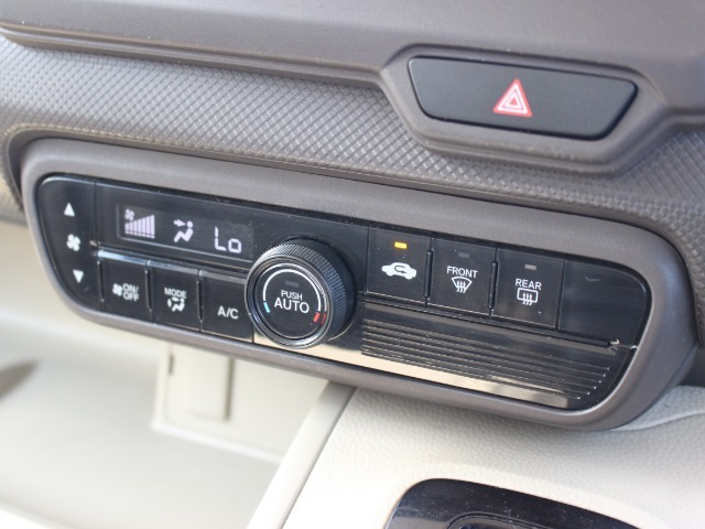オートエアコンなので設定した温度で車内の温度を保ってくれます♪