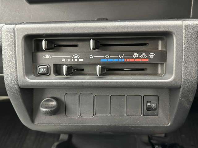 車によってマニュアルエアコンやオートエアコンとなっていて調節方法が違いますのでお確かめください！
