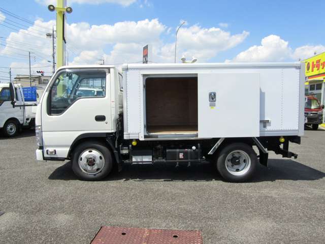 もちろんサイドドア付きですので荷物の積み降ろしもラクラク♪
